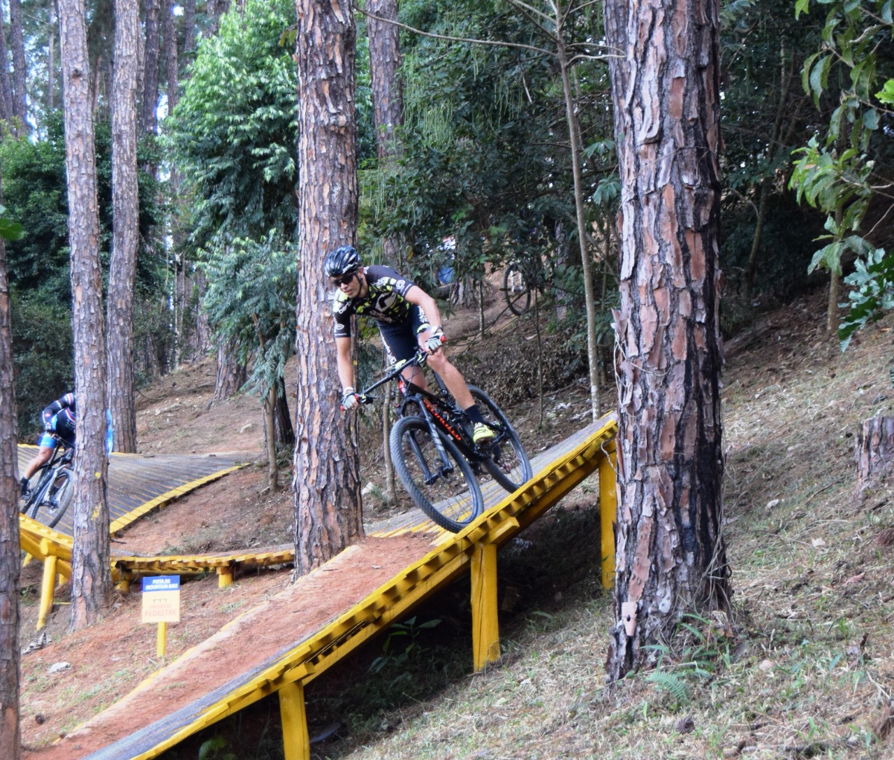 Reformada pista de mountain bike op o de lazer em parque