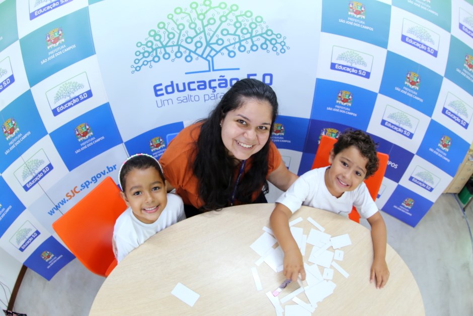 Escolas do Fundamental recebem jogos do Recupera Alfabetização - Prefeitura  de São José dos Campos