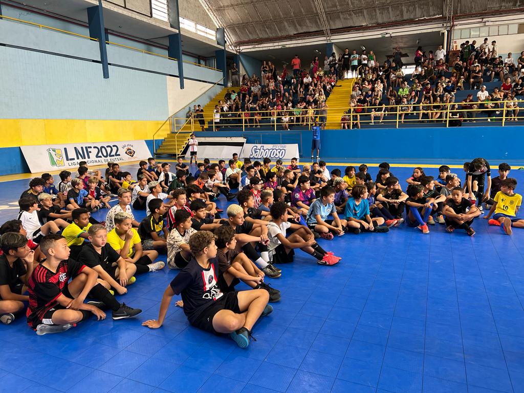 Tenis sales futsal atleta