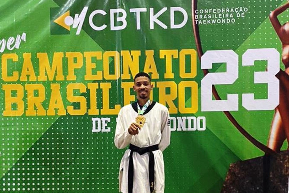 De forma heroica, Brasil conquista ouro e bronze por equipes no taekwondo  em Santiago