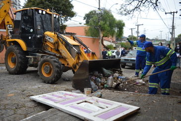 Ação recolheu mais de 3,5 toneladas de materiais inservíveis em imóvel na Rua Mário Sampaio Martins
