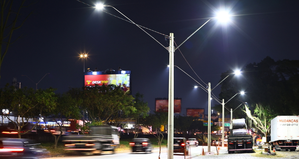 Iluminação na Av. Benedito Matarazzo próximo ao posto gruta. Foto: Claudio Vieira/PMSJC 19-08-2025 