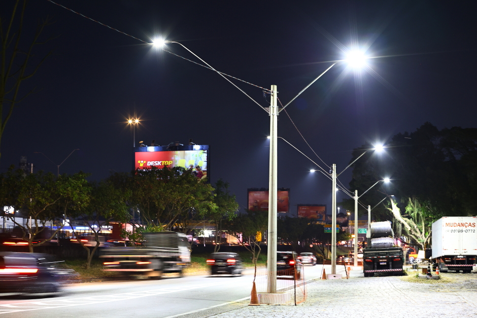 Iluminação na Av. Benedito Matarazzo próximo ao posto gruta. Foto: Claudio Vieira/PMSJC 19-08-2025 