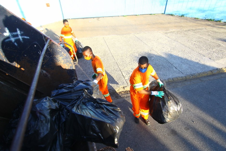 Coletores utilizam máscaras durante coleta de lixo comum. Foto: Claudio Vieira/PMSJC 17-06-2020
