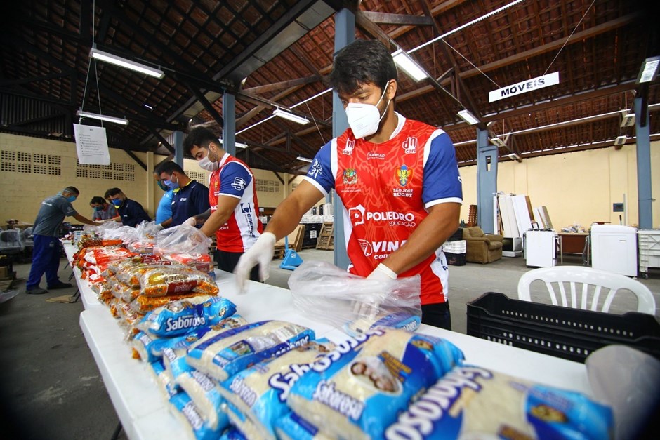 São José Rugby auxilia na montagem de kits de alimentos