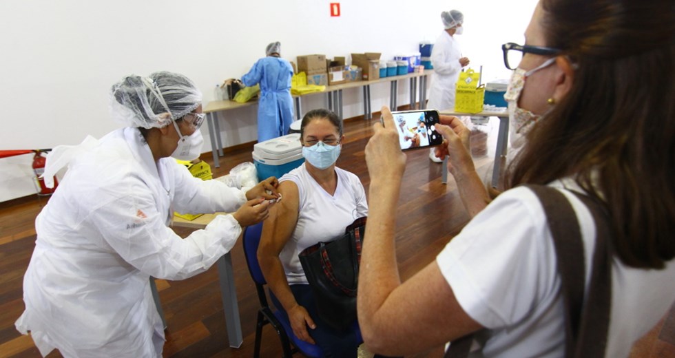 Vacinação para profissionais de educação. Foto: Claudio Vieira/PMSJC 14-04-2021