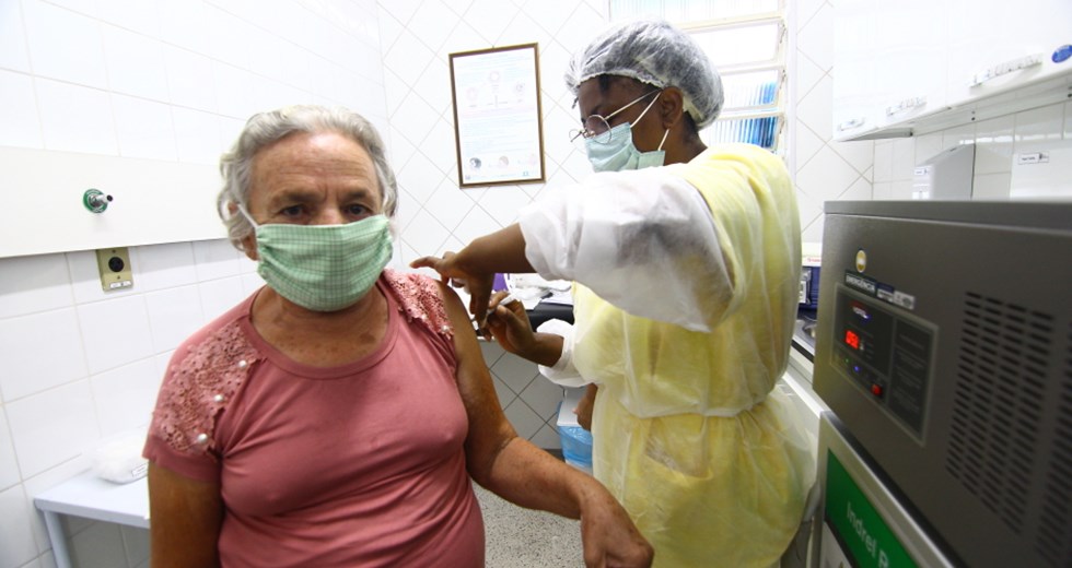 2ª dose da vacina Coronavac para quem tem 69, 70, 71 anos ou mais nas Ubs Resolve do Alto da Ponte e do Parque Industrial. Foto: Claudio Vieira/PMSJC 19-04-2021