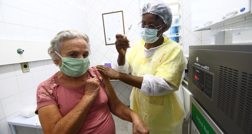 2ª dose da vacina Coronavac para quem tem 69, 70, 71 anos ou mais nas Ubs Resolve do Alto da Ponte e do Parque Industrial. Foto: Claudio Vieira/PMSJC 19-04-2021