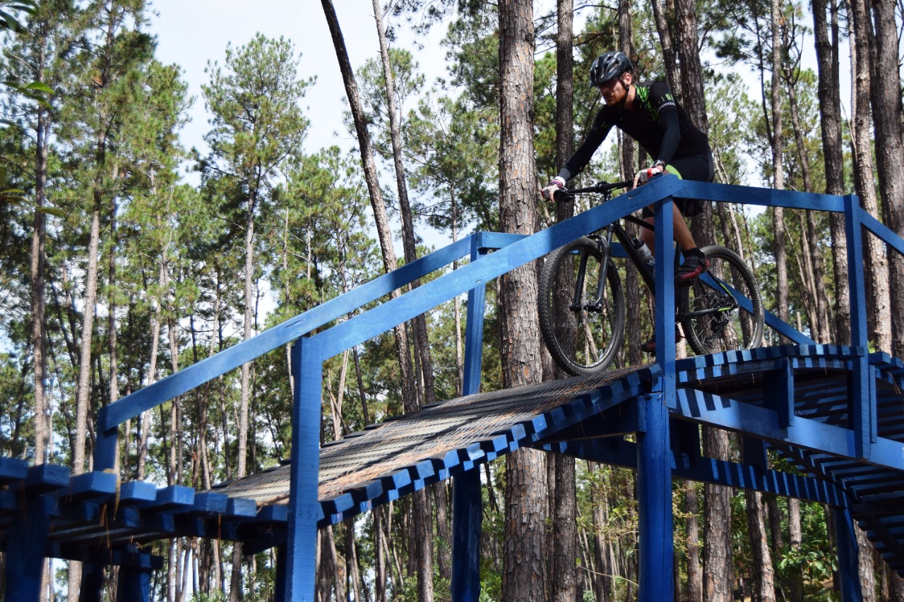 Reformada pista de mountain bike op o de lazer em parque