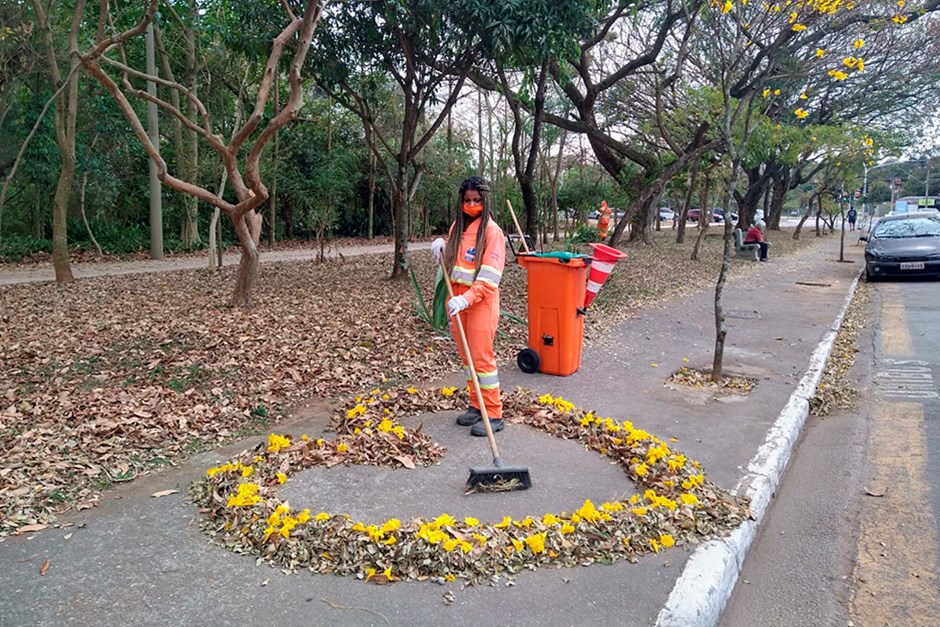 Equipes da Urbam reforçam limpeza das folhas nas ruas 