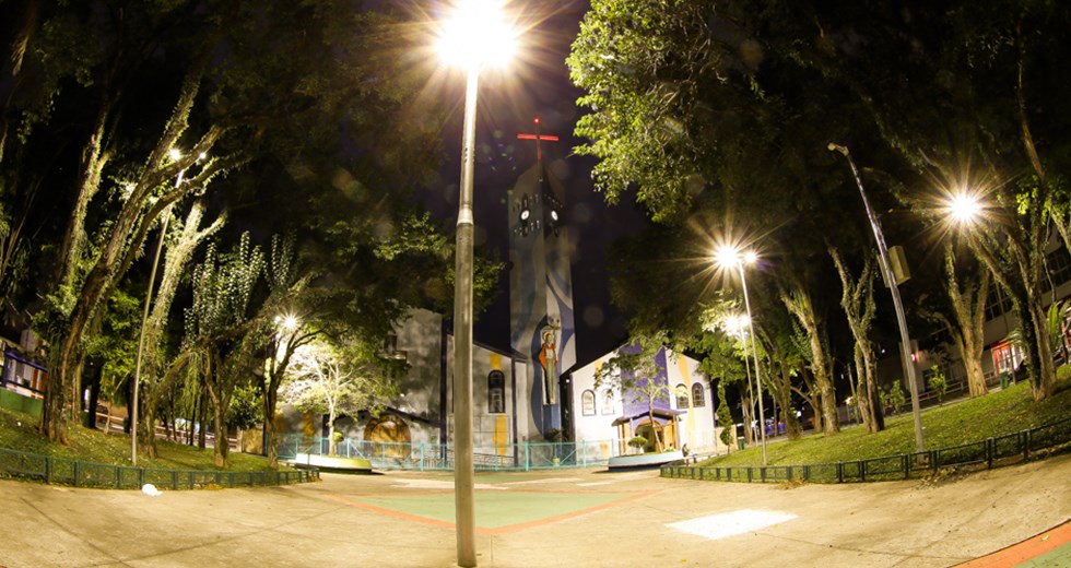 Iluminação LEDs na Praça da igreja São judas Tadeu