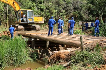 Manutenção de ponte sobre o Ribeirão do Turvo