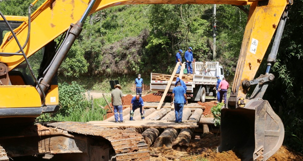 Manutenção de ponte sobre o Ribeirão do Turvo