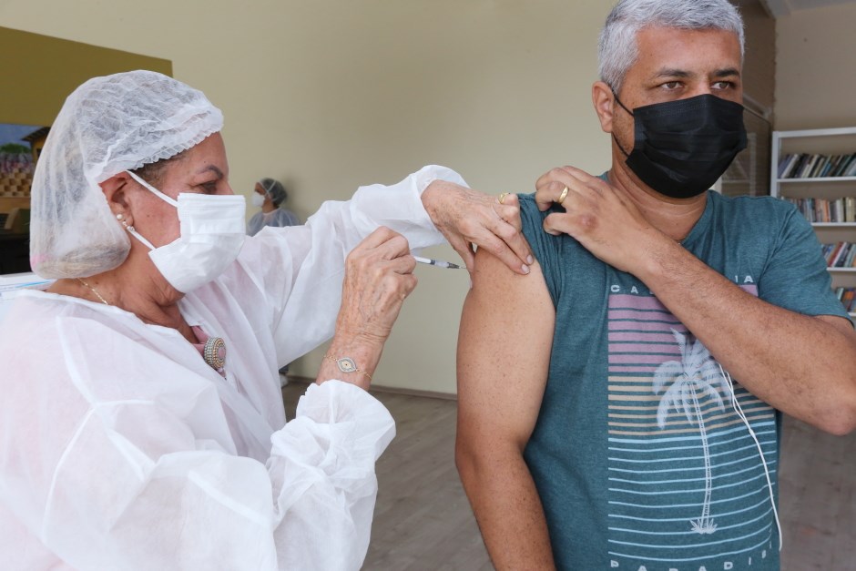 Vacinação na Casa do Idoso Leste e CEFE