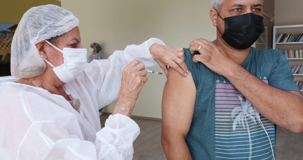 Vacinação na Casa do Idoso Leste e CEFE