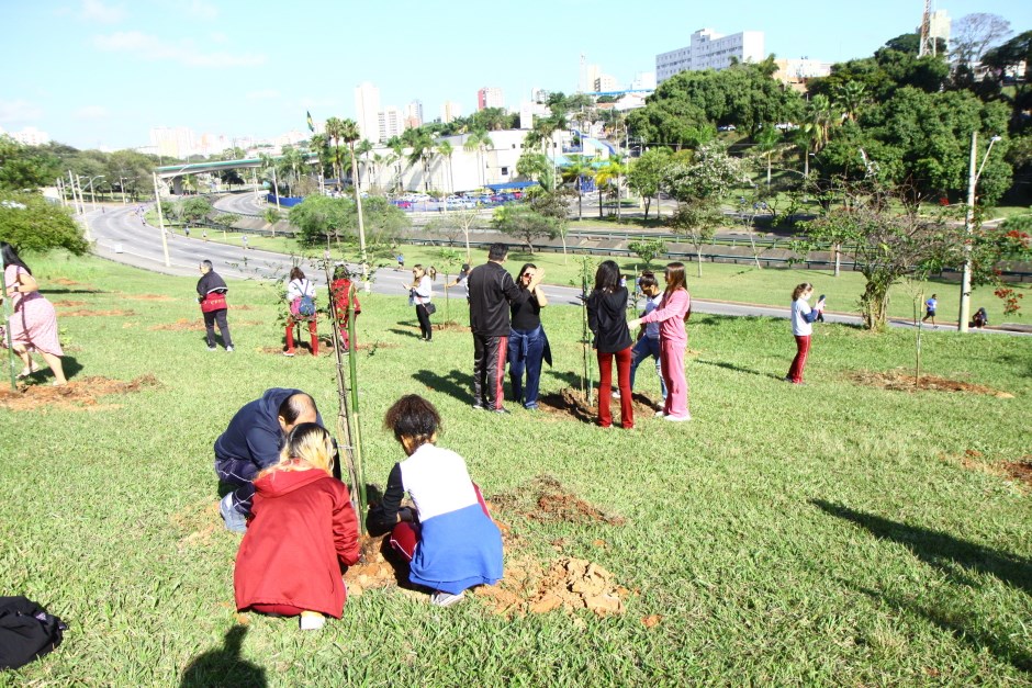 Plantio de pomar com alunos do Colégio Nossa Senhora Aparecida. Foto: Claudio Vieira/PMSJC 05-06-2022 