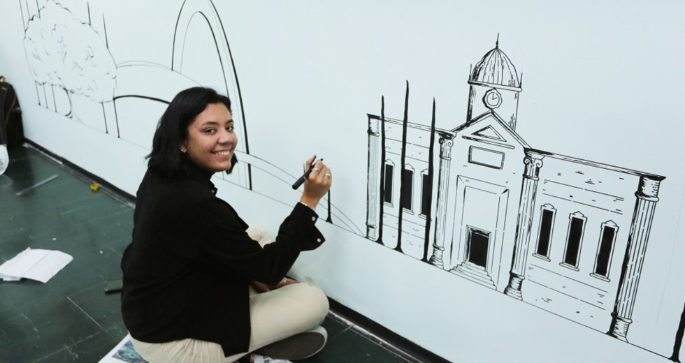 Estagiária de arquitetura Nadine Nascimento faz pintura em parede do paço
