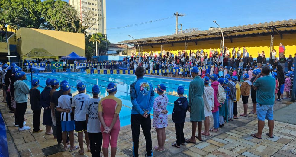 A formatura reunirá aproximadamente 180 alunos, com idades entre 7 e 15 anos, que frequentaram as aulas do programa nas 15 piscinas públicas onde o projeto é desenvolvido