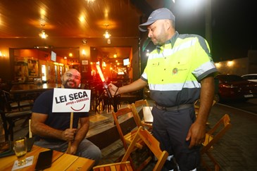 Semana Nacional de Trânsito - Ação em bares. Foto: Claudio Vieira/PMSJC 22-09-2022  