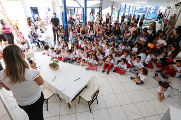 Alunos da EMEI Profª Zeli de Toledo durante lançamento de livro infantil