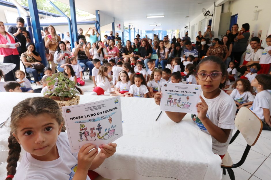 Alunos da EMEI Profª Zeli de Toledo durante lançamento de livro infantil