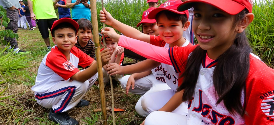 Crianças participam de plantio de 50 mudas na região norte