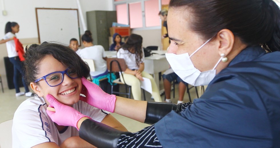 Crianças e adolescentes da unidade Arnoldo Roberto Nascimento da Fundhas, na região sul, passam por triagem odontológica