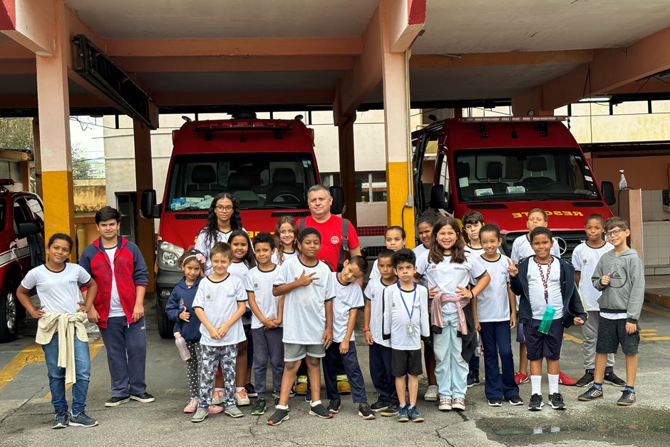 Visita de alunos da Fundhas à unidade do Corpo de Bombeiros