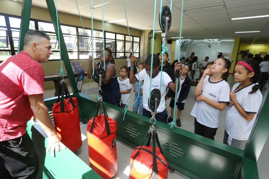 Alunos da Fundhas durante visita no MIC Museu Interativo de Ciências