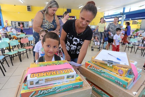 Escolas do Fundamental recebem jogos do Recupera Alfabetização - Prefeitura  de São José dos Campos