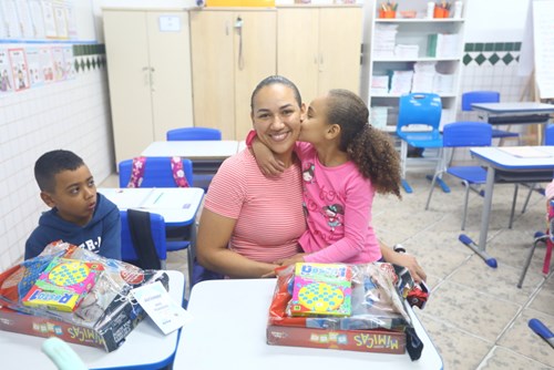 Escolas do Fundamental recebem jogos do Recupera Alfabetização - Prefeitura  de São José dos Campos