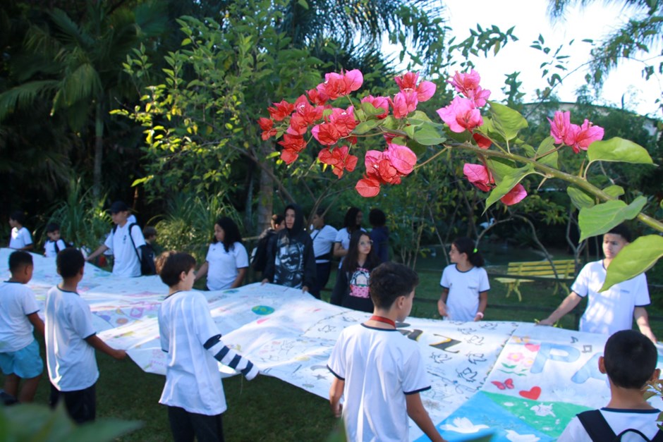Alunos da Fundhas confeccionam Manto da Paz