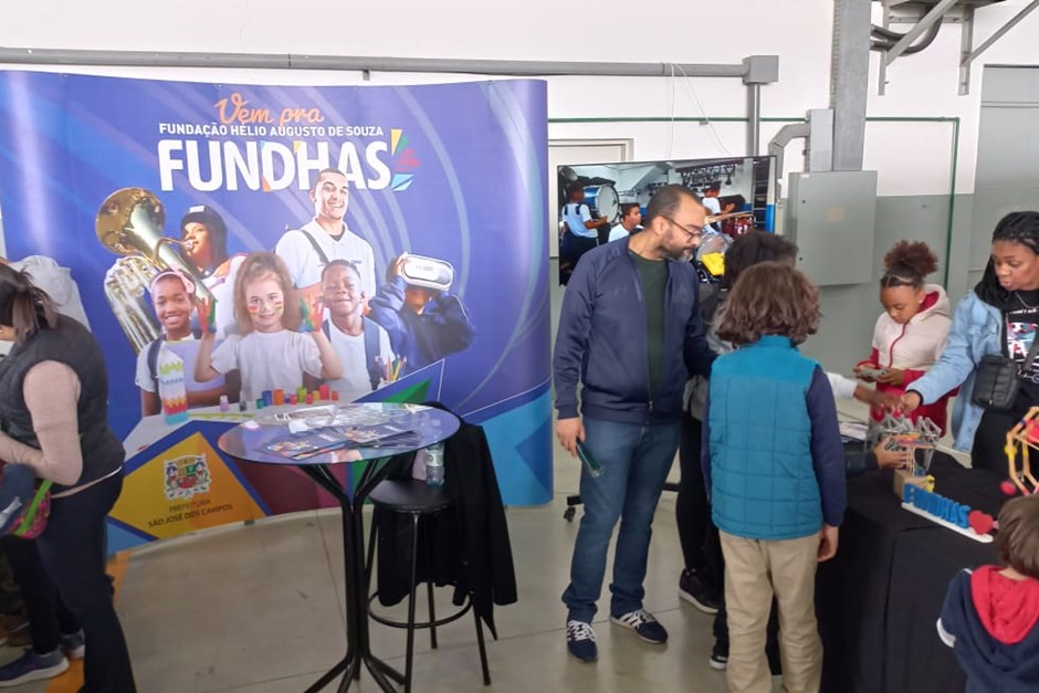 Estande exibiu equipamentos dos cursos de Mecânica de Aeronaves e Robótica