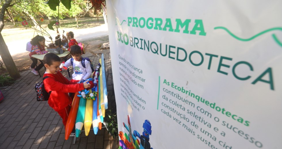 Visita de crianças na Ecobrinquedoteca. Foto: Claudio Vieira/PMSJC 18-08-2023