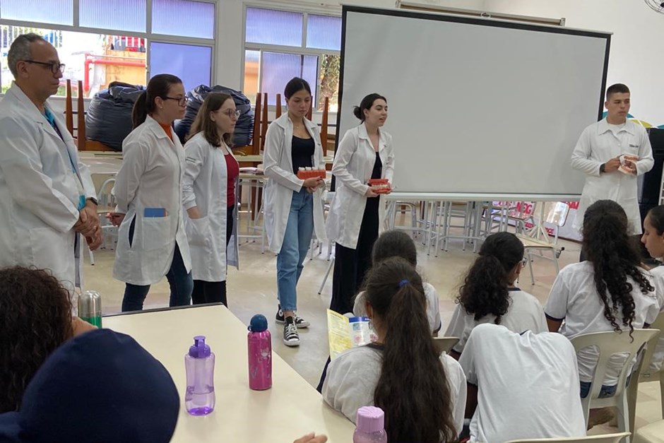 Crianças da Fundhas assistem palestra sobre alimentação saudável e saúde bucal