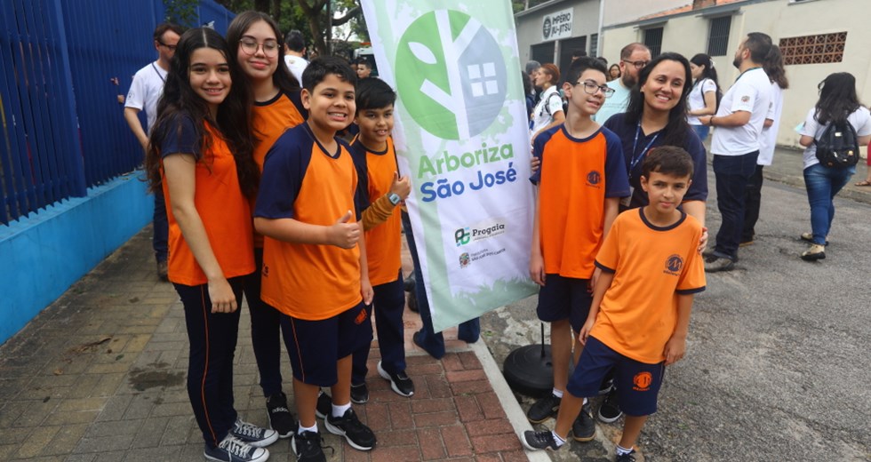 Dia da Árvore - Plantios com escolas. Foto: Claudio Vieira/PMSJC 21-09-2023