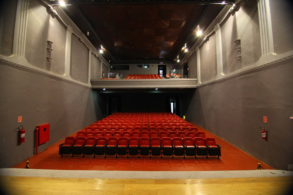Vista do palco do Cine Teatro para a plateia.