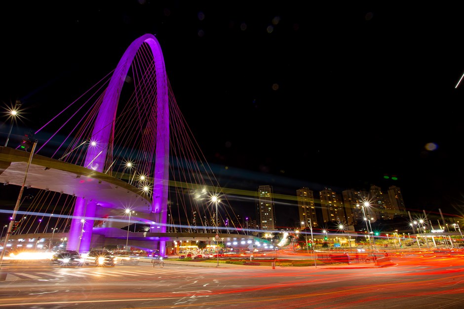 Ponte Estaiada Juana Blanco iluminada na cor roxa.