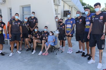 Atletas do Voley Farma Conde durante visita a pediatria do HM