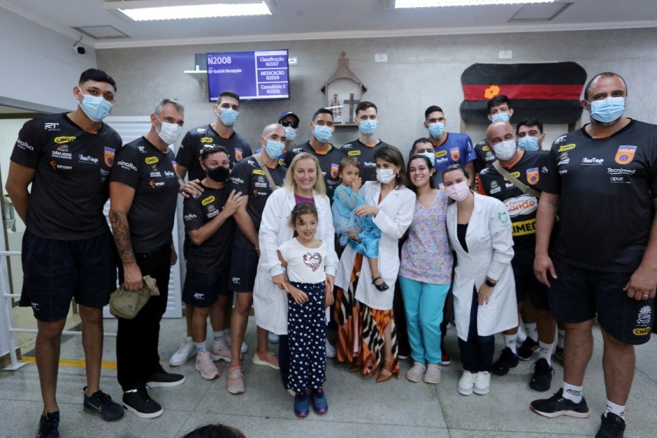 Atletas do Voley Farma Conde durante visita a pediatria do HM