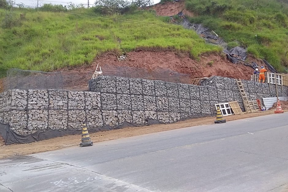 muro de contenção em gabiões e recomposição de talude na Vila Unidos