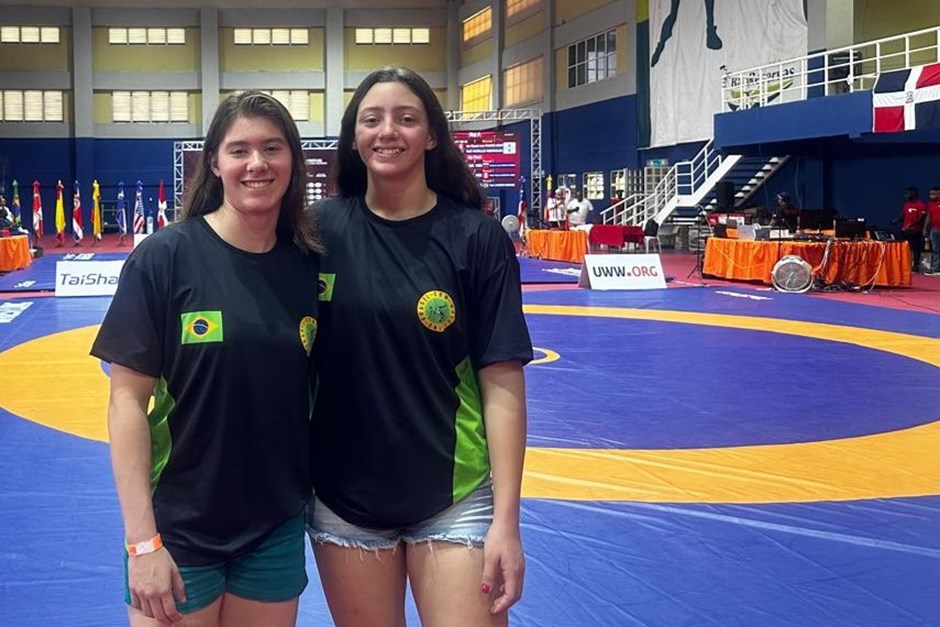 No Estilo Livre Feminino, Ana Lara Cruz (dir.) luta pela categoria-69kg, enquanto a Beatriz Camargo compete no -61kg.