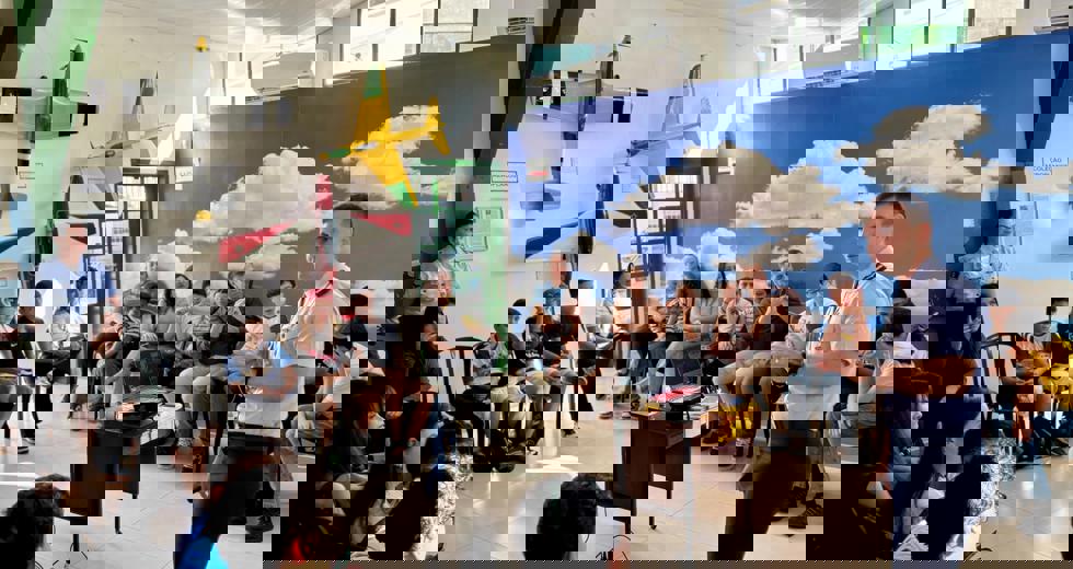 Alunos do Projeto Decolar exploram o universo da aviação na Casa Encantada