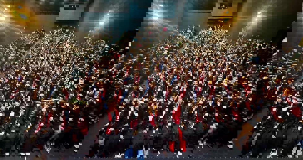 A solenidade reuniu familiares, professores e convidados no Teatro Municipal