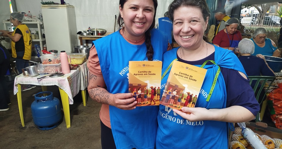 Distribuição de cartilhas para romeiros nos Pontos de Apoio ao Peregrino