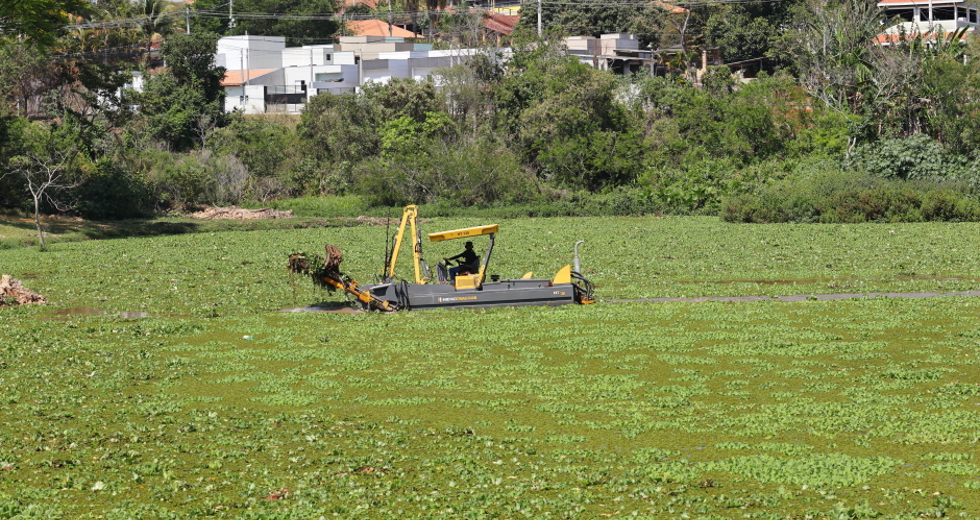 Limpeza da Lagoa do bairro Pousada do Vale. Foto: Claudio Vieira/PMSJC 06-10-2025