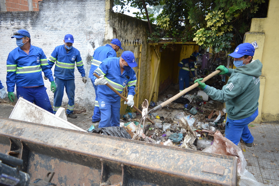 Ação recolheu mais de 3,5 toneladas de materiais inservíveis em imóvel na Rua Mário Sampaio Martins