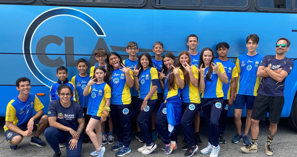 Primeiro ônibus com atletas parte rumo aos Jogos Abertos