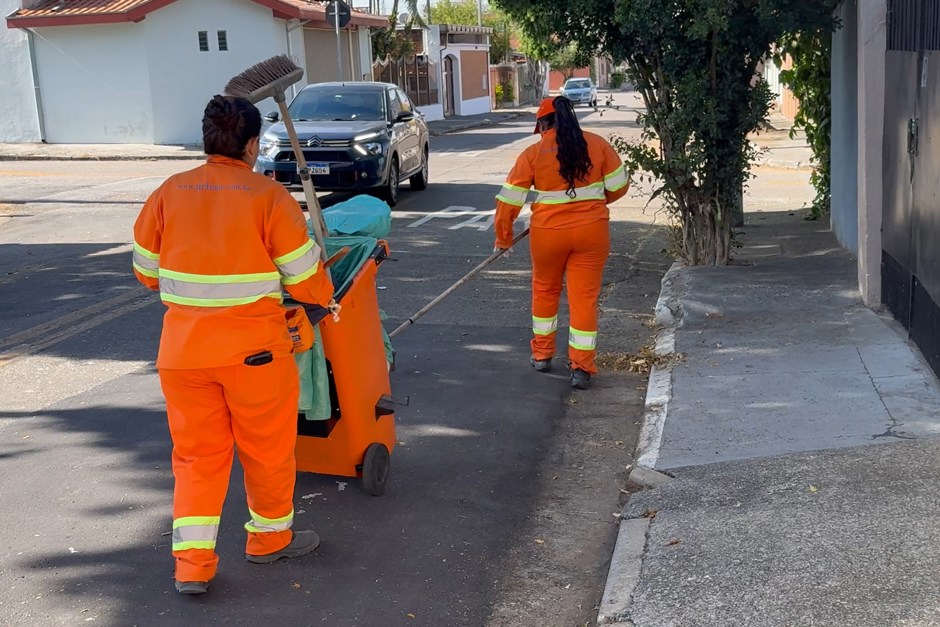 Colaboradores trabalhando varrendo a cidade