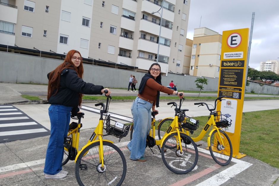 Ciclistas com a Bike SJC e na Ciclovia